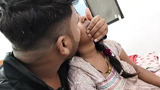 Adik tiri desi India dan saudara tiri perlahan-lahan berciuman panas dan mengisap payudara.