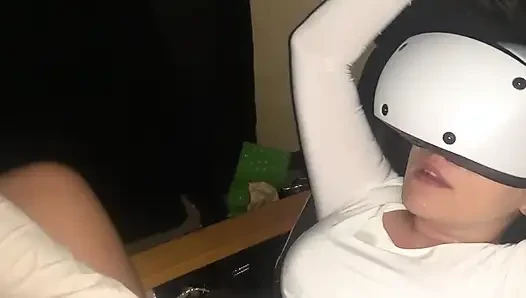 Я застукаю, как моя сводная сестра играет в очках VR