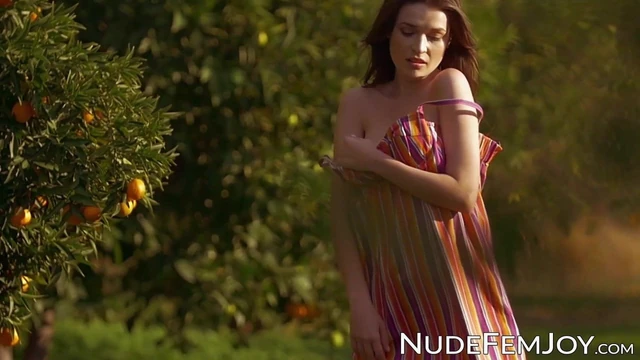 All natural babe Serena J teases with her perfect naked body