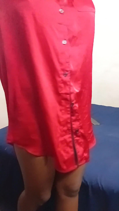 Ichchha ke saath chhote baalon vaali kaali mahila . klip 1
