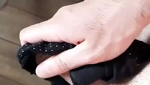 Mastürbasyon yapıyorum ve yarağımı kız arkadaşımın kirli külotunu ovuyorum