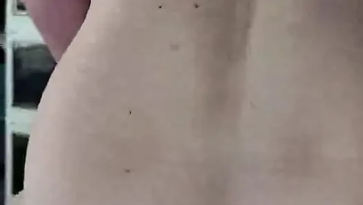 Ihre muschi ist tropfnass, während sie ihn reitet