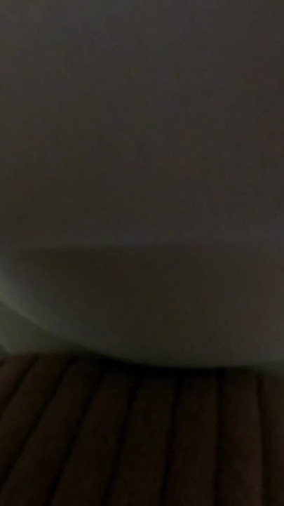 지하철 지하철에서 젖탱이를 깜박이는 와이프와 그녀의 가슴에 알 수 없는 남자가 사정하다