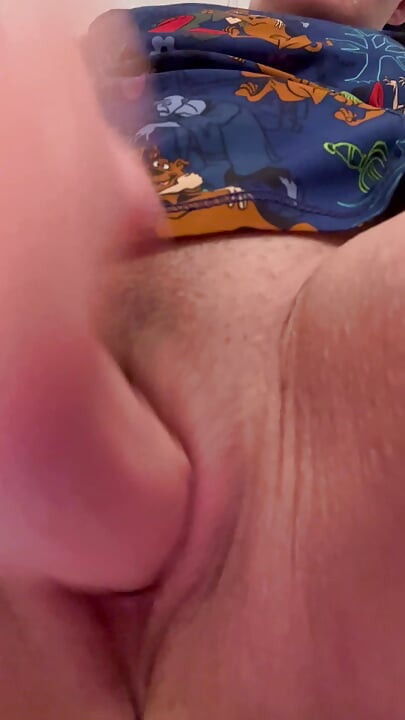 ดูมันร่อนเข้าและออกจากรูหี