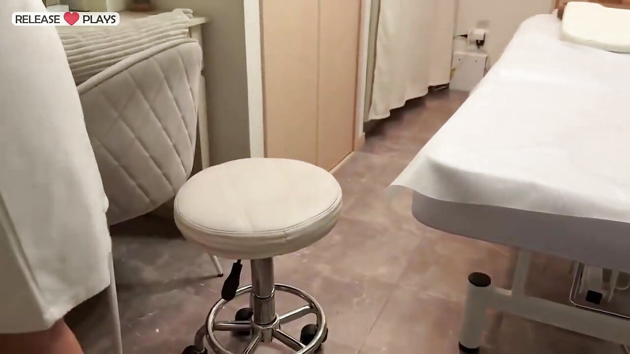 Встреча в спортзале сюрприз, замужняя женщина превращает простой визит в опасное искушение.