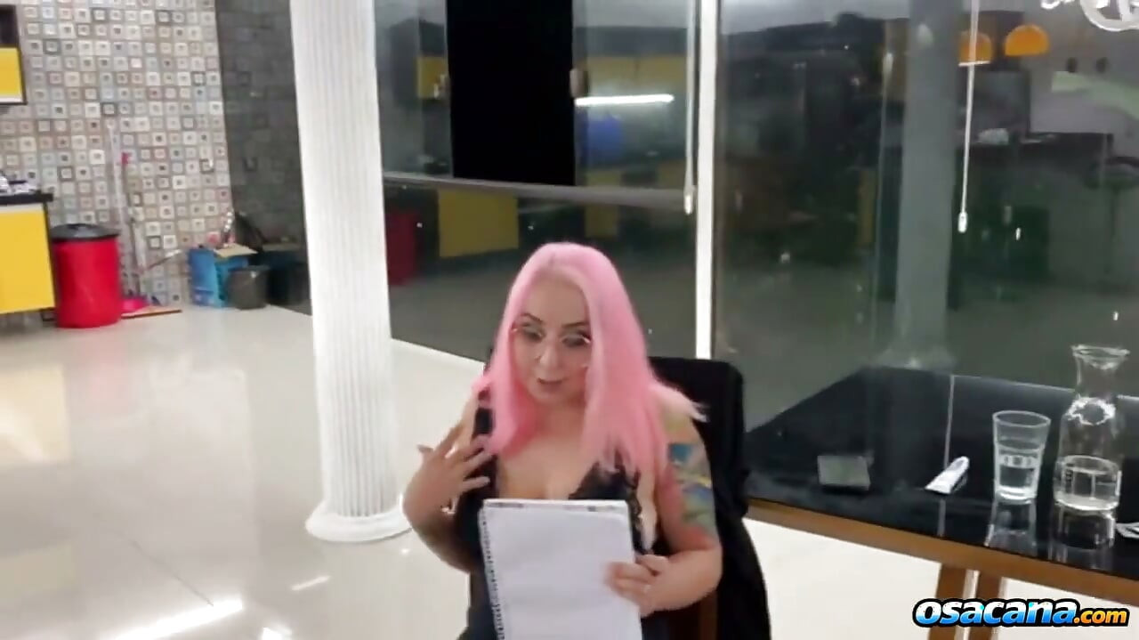 Psicóloga traviesa se aprovecha de un paciente adicto al sexo