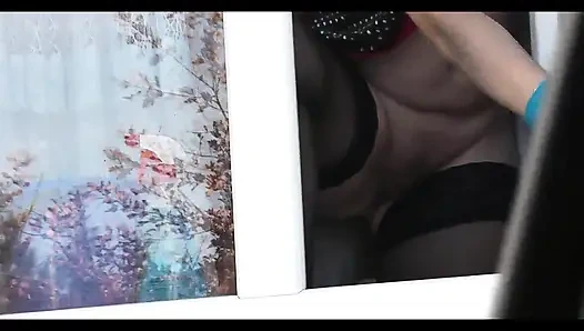 Herkesin içinde çıplak. Külotsuz ve çoraplı sutyensiz bornozlu kadın bir apartmanın camını yıkarken taksi şoförü arabadan izliyor