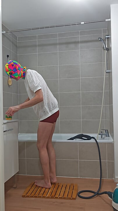 I'm finishing the steam cleaning of the bathtub (episode 3)