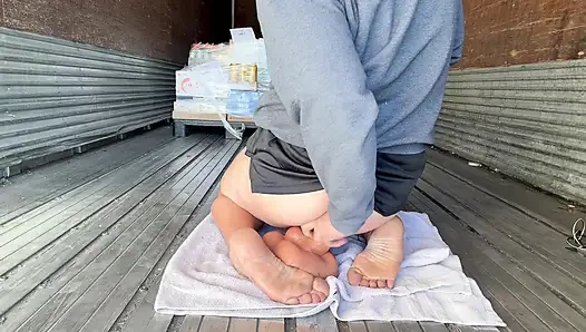 Boyalı ayak teli kadın kılıklı yarı götlü dildoya biniyor