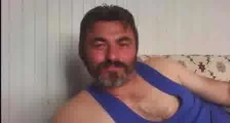 Показывает тело и поглаживания 231217