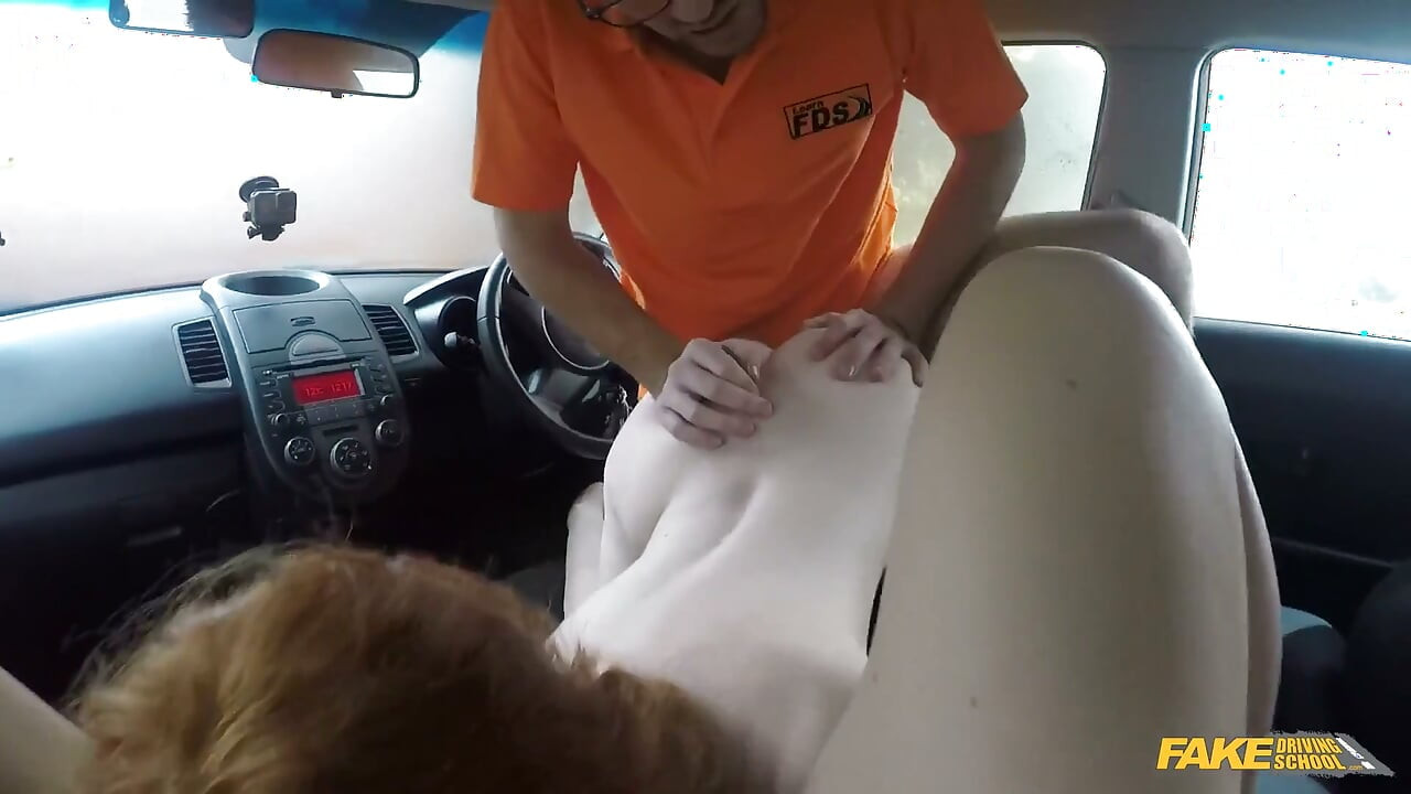 假驾校 - 华丽的红发女郎Ella Hughes乞求考官在重口味性爱视频中得到机会