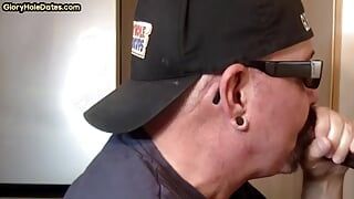 Un papa gay interracial se fait enculer par un pénis noir bien dur après une pipe au gloryhole