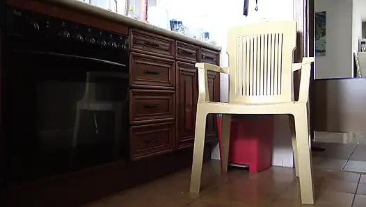 Tesettürlü sürtük ev hizmetçisi kıllı amcığını gösteriyor