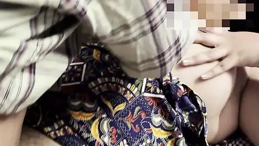 Elektrikçi oğlan ve ateşli kız sikişiyor