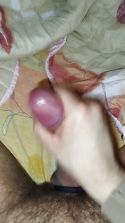 Ich wichste meinen großen schwanz und komme vor dem schlaf