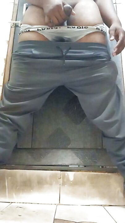 Mătușă indiană desi, lins de sâni cu penis și mână futută