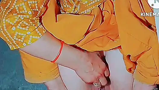 Die süchtige ehefrau zeigt sie und in einer anstrengenden masturbationsszene, während sie ihre nassen löcher streichelt, alles in einem kostbaren solo