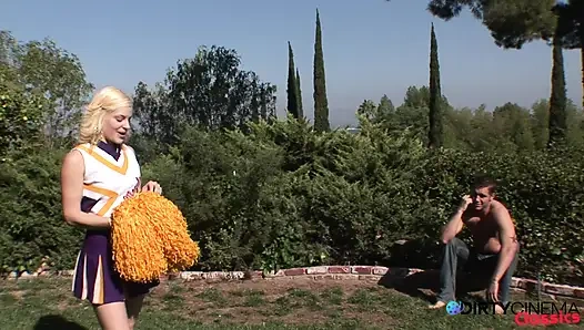 Чирлидерша получает дополнительную практику с защитником звезды