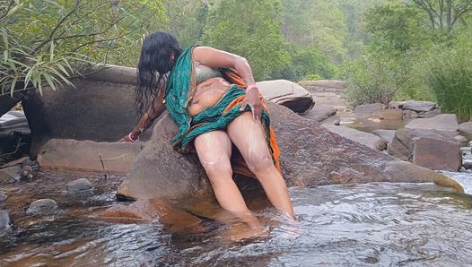 Telugu sexy zia bagno in una cascata all'aperto, Telugu discorsi sporchi.