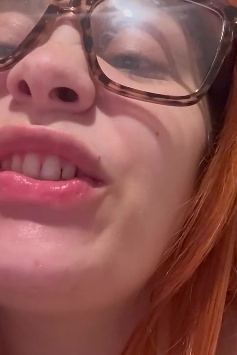 Le mostraré cómo me cepilla los dientes y mi rutina diaria de limpieza dental.