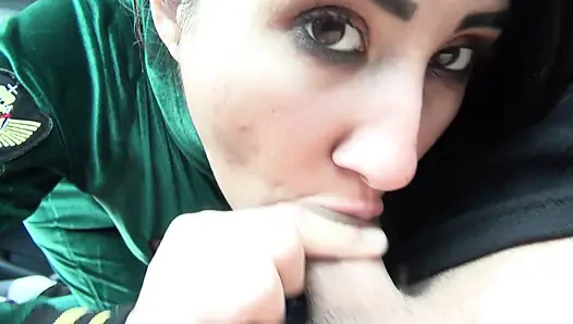 Arabada sakso çekiyor