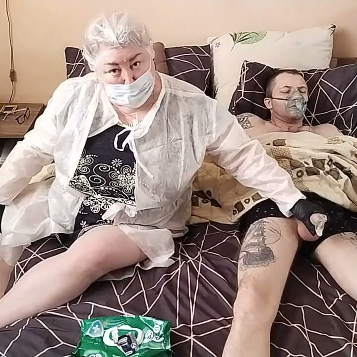 Lekarz przyszedł do pacjenta, aby sprawdzić jego erekcję i wziąć nasienie do analizy