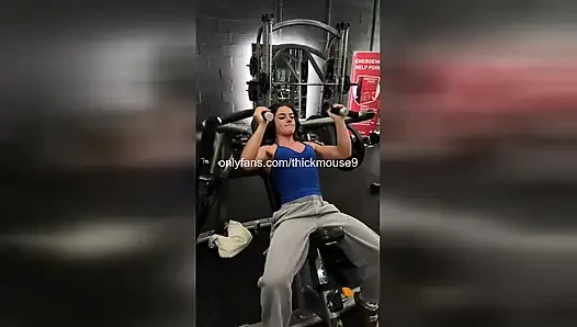 Ups at gym: nggak sengaja nggak sengaja mengekspos memek gadis ini waktu lagi olahraga!