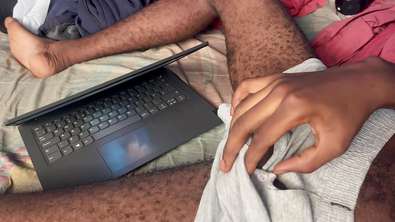 Assistindo meu vídeo da minha namorada gostosa e curtindo meu brinquedo de