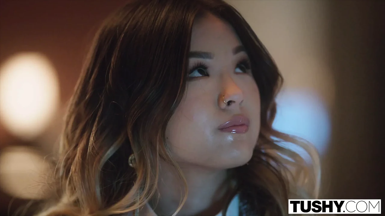 Tushy - 娇小的Lulu被她的老板肛交