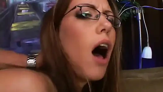 Brunette berkacamata menunggangi dong hitam dan meneteskan air mani