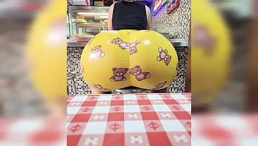 Büyük götlü hamburger yiyor