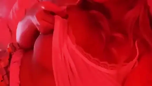 Kamu kira piyama ini terlalu seksi untuk ibu tiri?