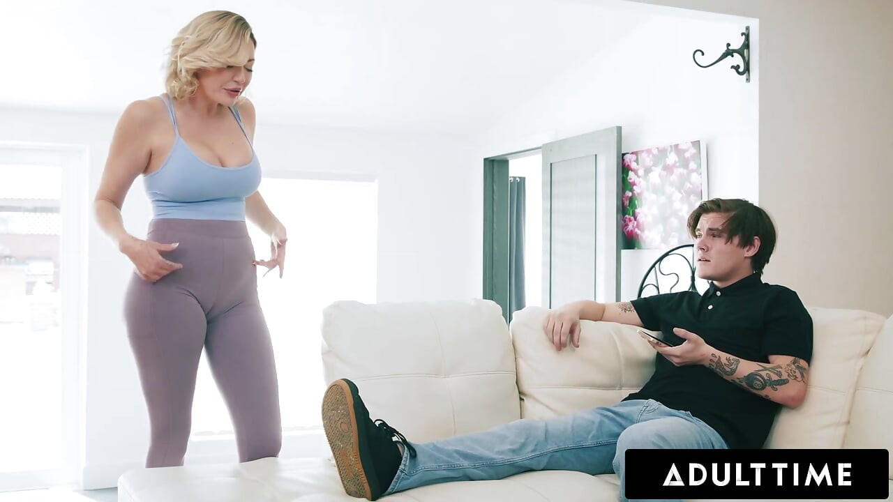 ADULT TIME - La chaude MILF blonde Adira Allure montre son camel toe à son beau-fils hormonal grâce à son legging de yoga ultra moulant