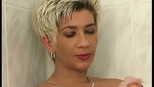 Mollige mädchen genießen ein heißes bad