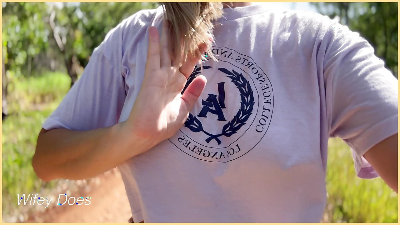 Женушка любит светить своими идеальными сиськами