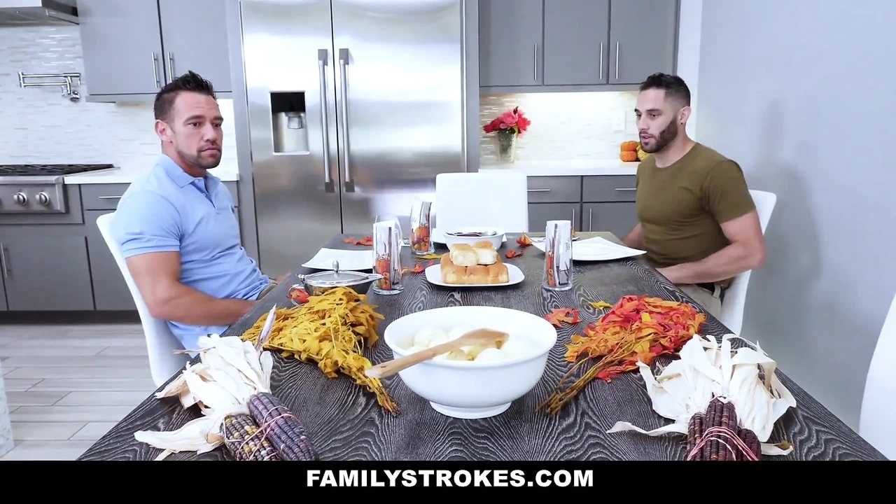 Chàng trai quân đội chia sẻ âm hộ mẹ kế của mình vào ngày lễ tạ ơn