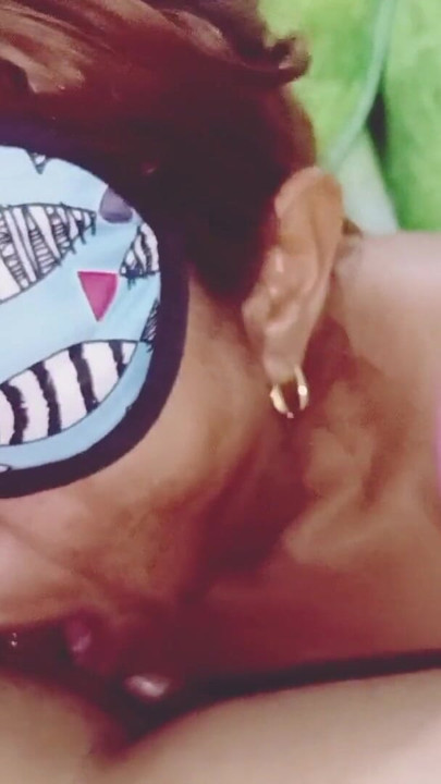 老婦人就像個癮君子，只有當男人在她的喉嚨里射精時，才會把陰莖從她的嘴裡拿出來。 | 短片 1