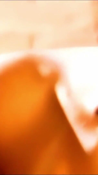 Cona Apertada Peitos Pequenos Dançarina Exótica do Ventre monta Dois Paus Grandes numa Festa de Sexo a Três Selvagem e Sexy | Clip 3