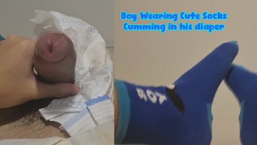 Junge trägt süße Socken und spritzt in seine Windel