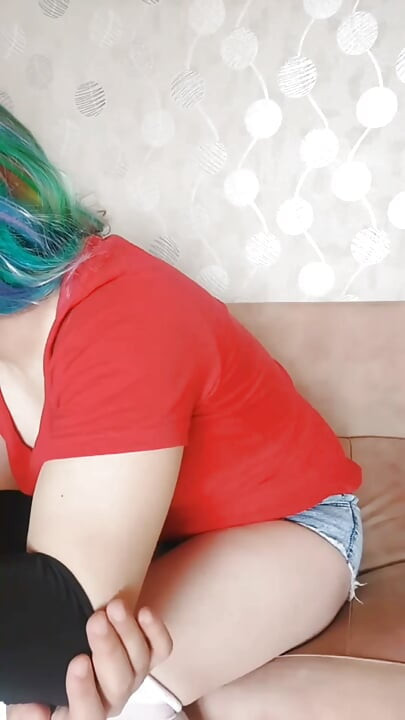 Chico blanco lindo y sissy en su lado femenino