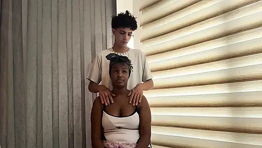 Gavat dikkati dağılıyor ve kocası arkadaşını götten sikiyor.