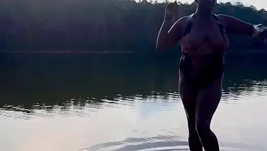 TANTE GIRANG KULIT HITAM TWERKING DI PANTAI DENGAN BAJU RENANG