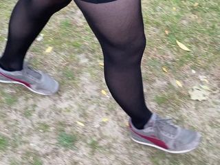 Caminhe com meia-calça preta escura