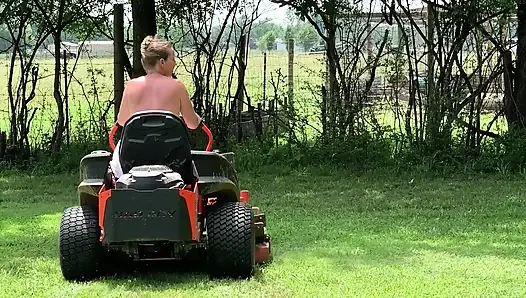 Titten out Rasenmädchen im freien reiten