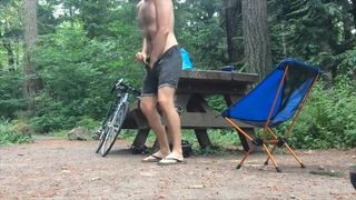 Tommyads bir çadırda masturbasyon yapmak için tam bir sıcak yük