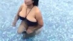 Actriz Gupchup en la piscina con bikini negro