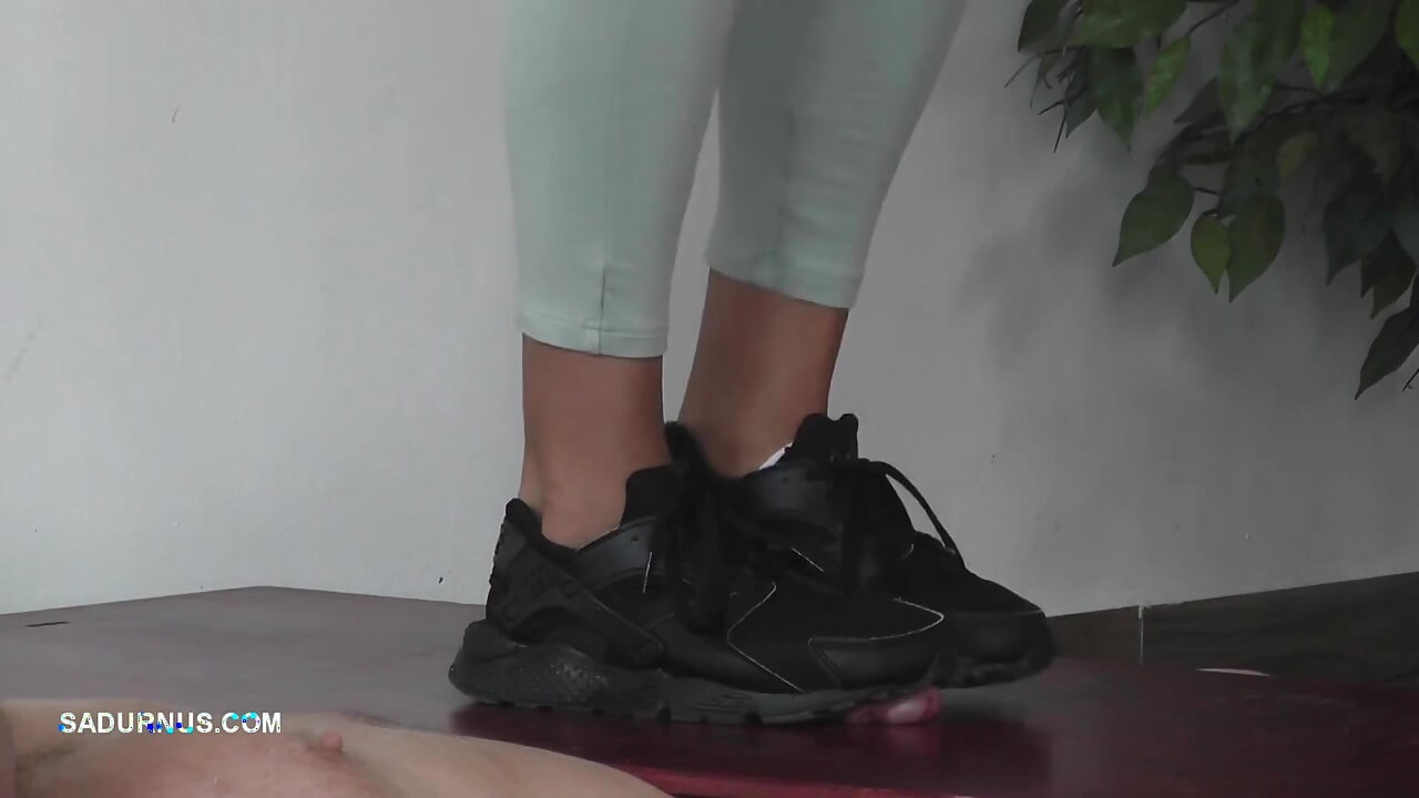 Dok je Nomi na telefonu, rob ima orgazam