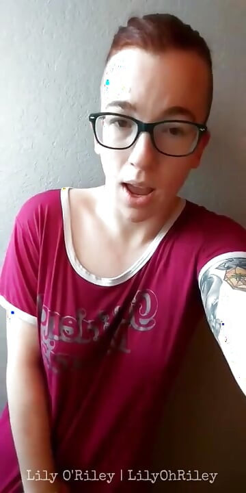 샤워하기 전에 큰 클리토리스를 문지르고 사정하는 빨간 머리