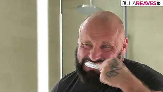 Красотка сосет сперму с хуя после жесткой скачки в ванной