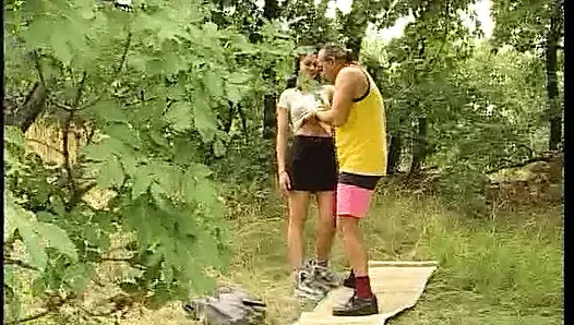 Die Arme er versucht alle Finger reinzuszecken dann muss sie noch ficken...